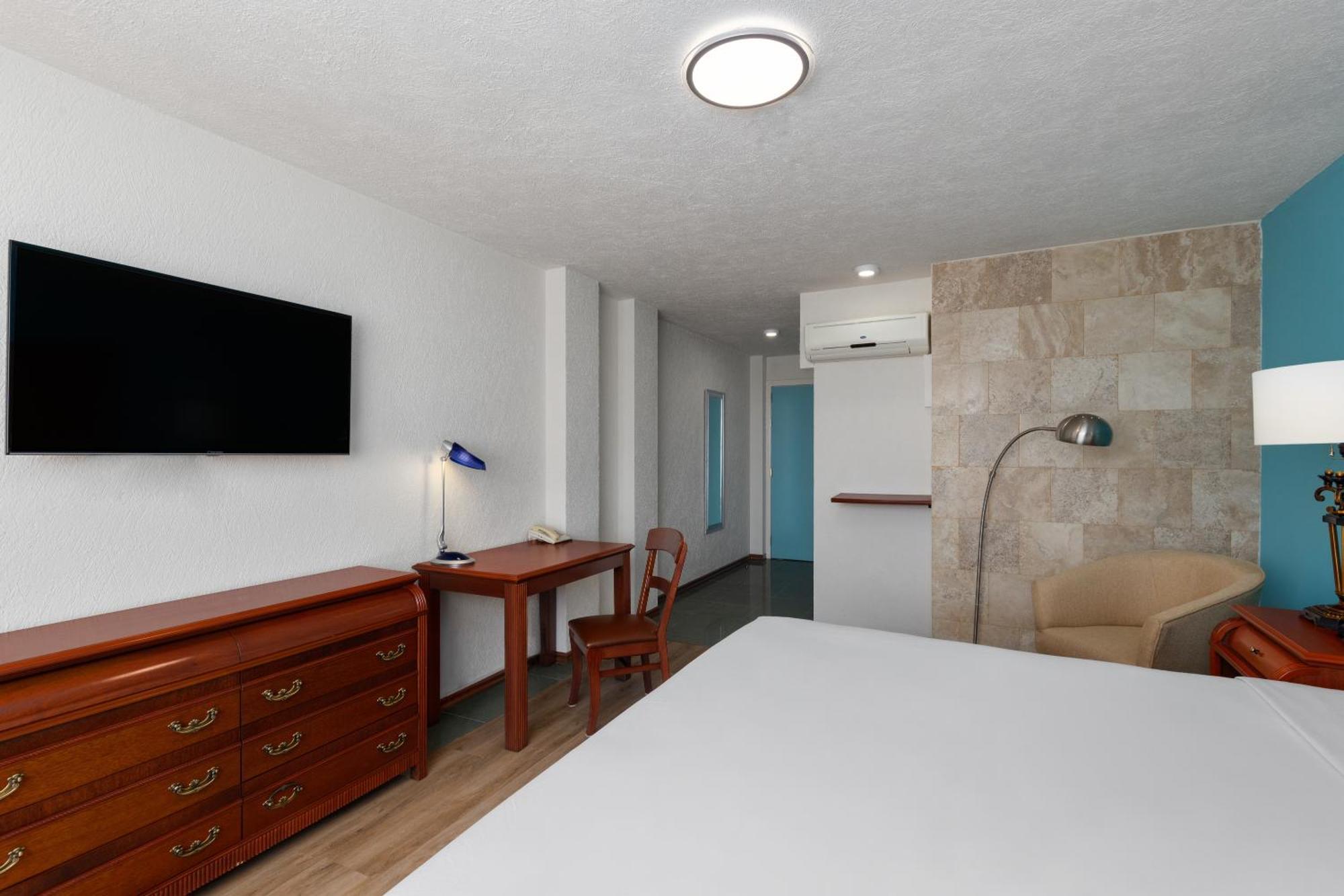Howard Johnson By Wyndham Toluca Bagian luar foto