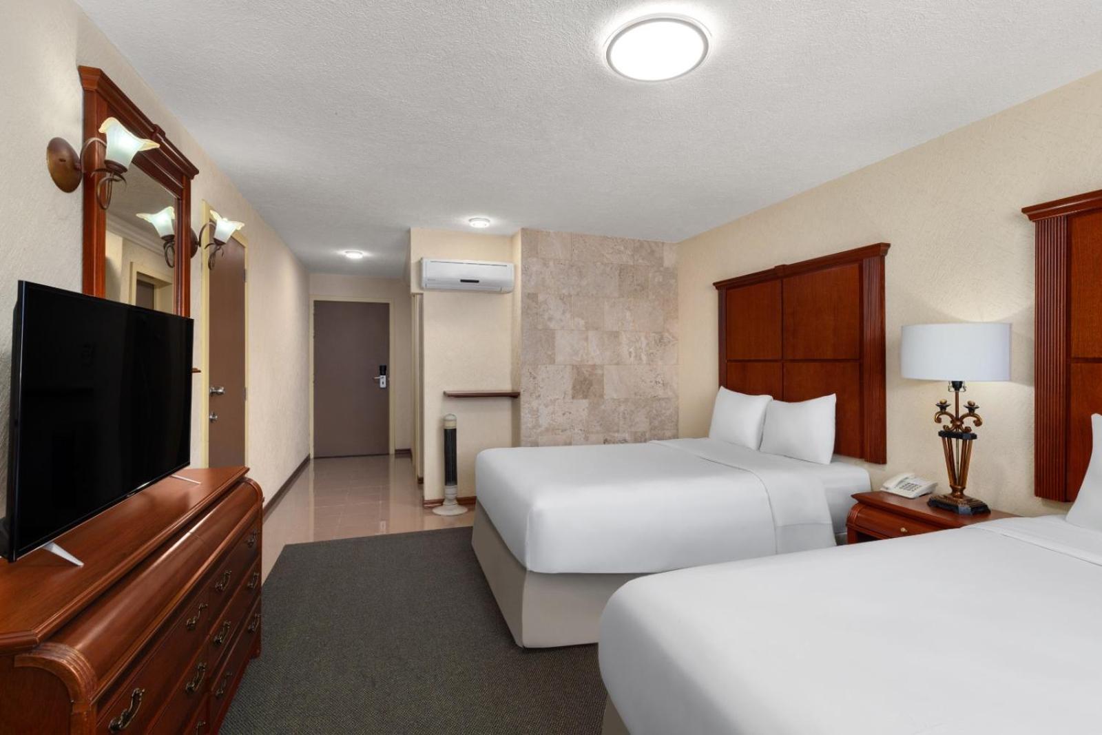 Howard Johnson By Wyndham Toluca Bagian luar foto