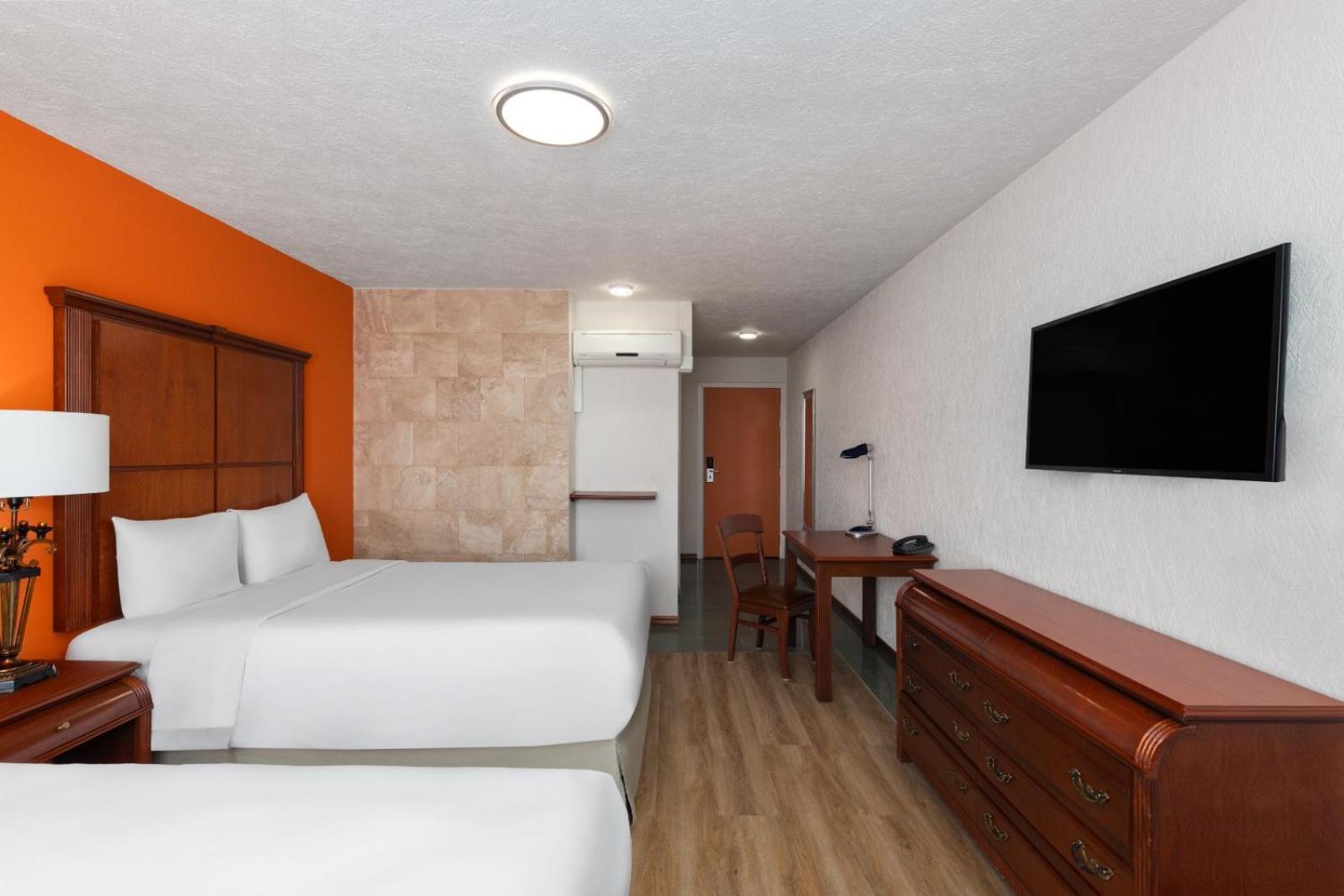 Howard Johnson By Wyndham Toluca Bagian luar foto