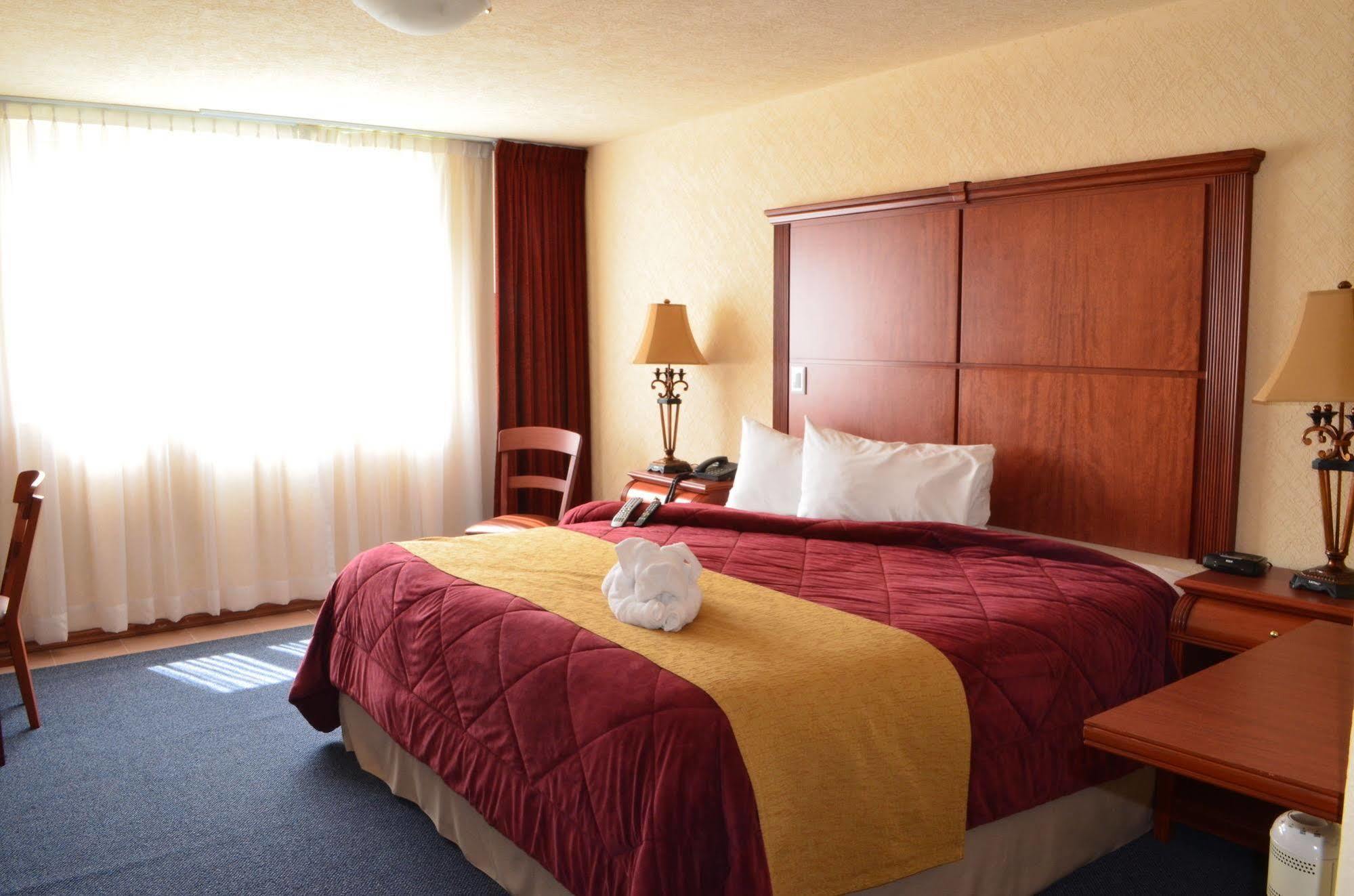 Howard Johnson By Wyndham Toluca Bagian luar foto