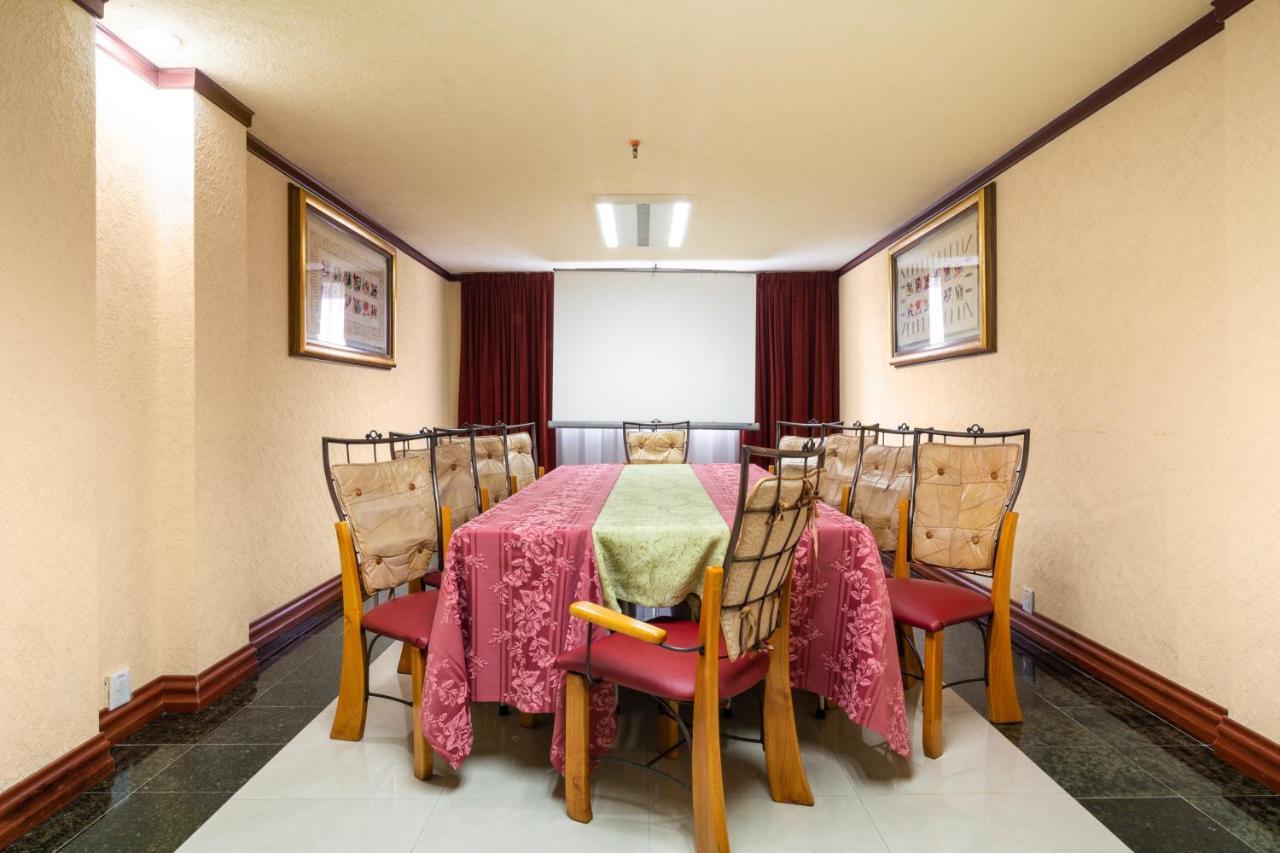 Howard Johnson By Wyndham Toluca Bagian luar foto